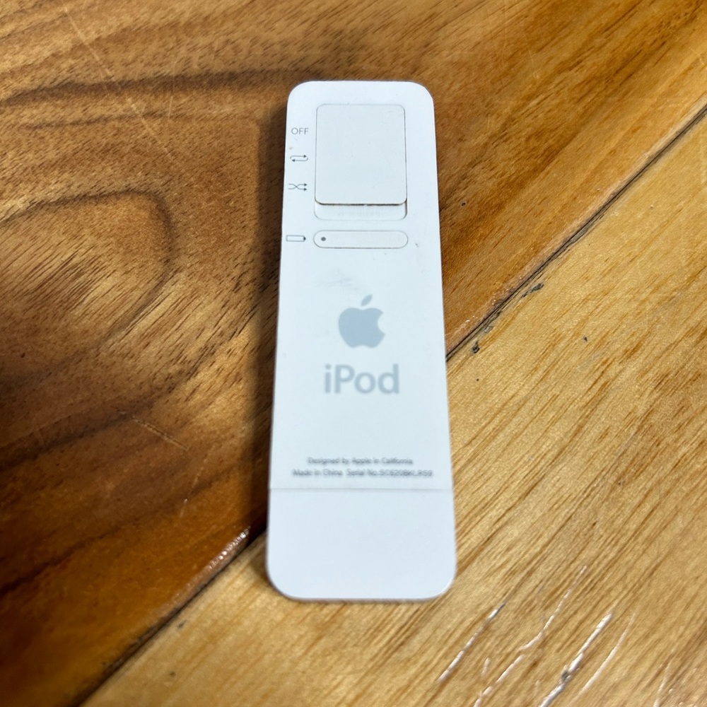 Apple White MP3 Player - Picture 2 of 3